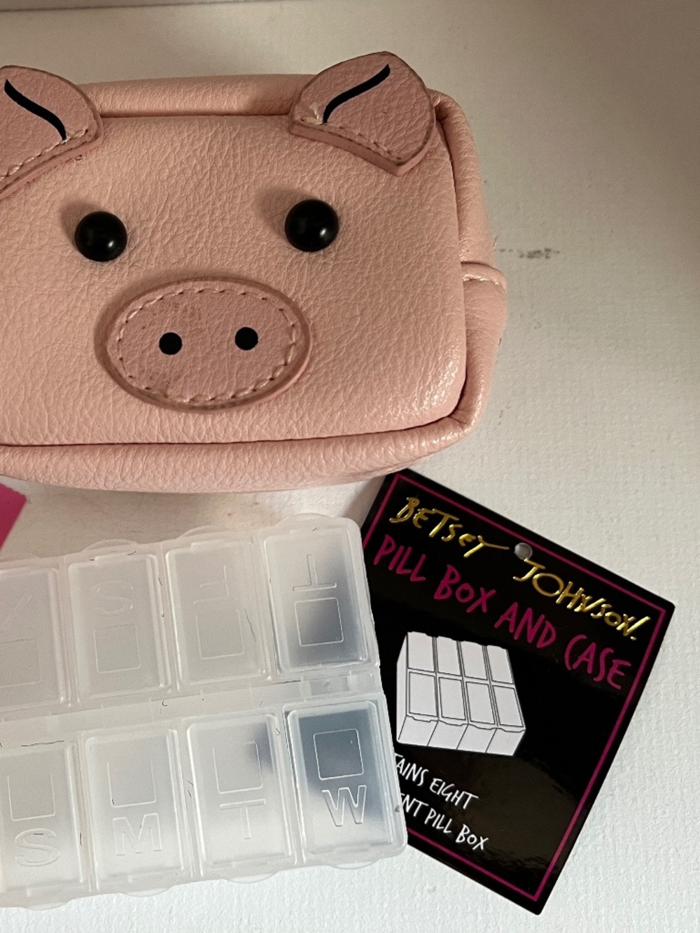 PIG PILL BOX & CASE BETSEY JOHNSON SIGNED NEW - Picture 3 of 4